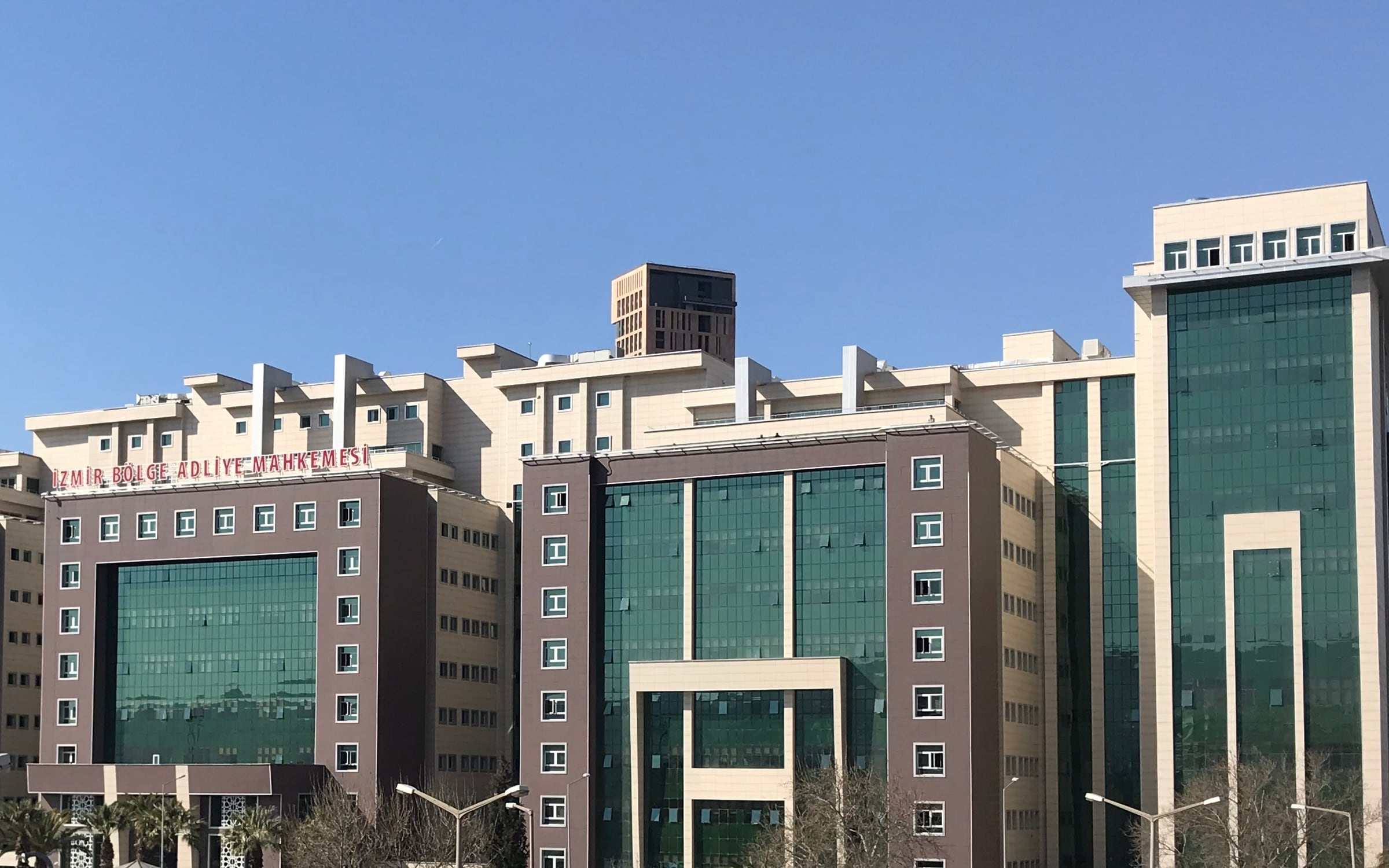 İzmir Bölge Adliye Mahkemesi binası, yakın kadraj